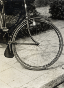 97825 Afbeelding van een wiel van een fiets met houten banden.